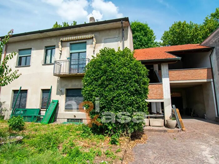 Casa con 5 locali in vendita in Via Adigrat, Castano Primo