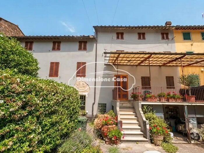 Casa con 10 locali in vendita in Sottomonte, Capannori