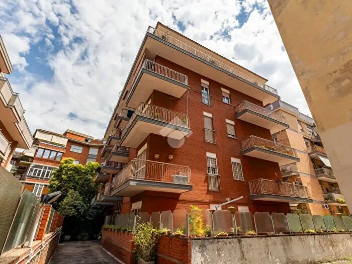 Appartamento trilocale in vendita in Via Francesco Marconi, Roma