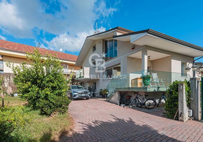 Casa con 9 locali in vendita in Via Acquario, Cesenatico