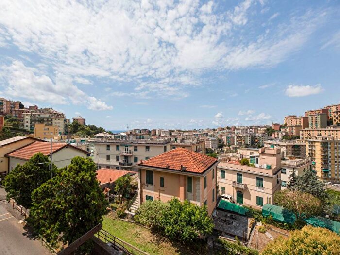 Appartamento trilocale in affitto in Via Buratella, Borgoratti, Genova