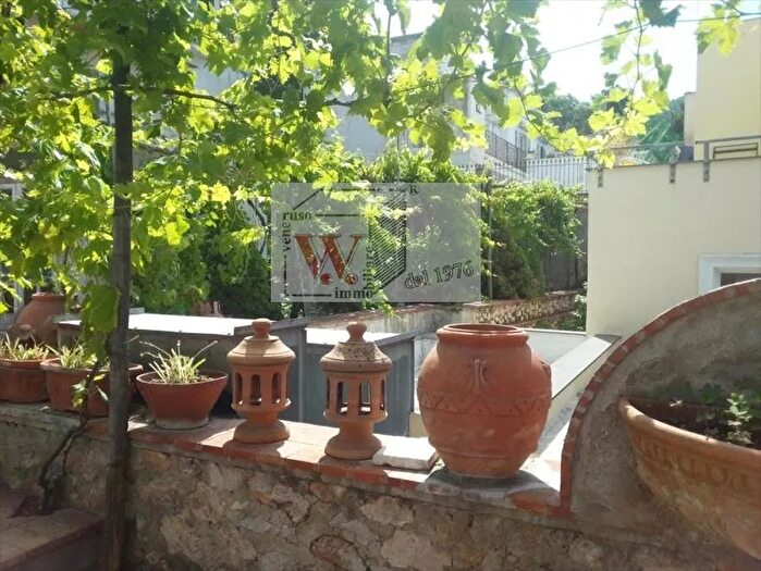 Casa quadrilocale in vendita in Via Camerelle, Capri