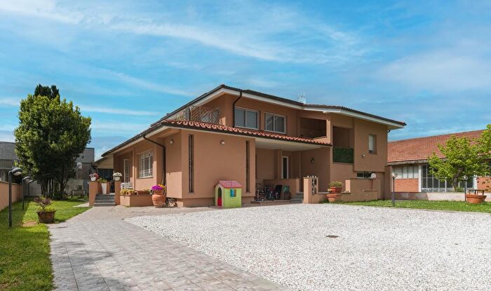 Casa con 15 locali in vendita in Ponsacco