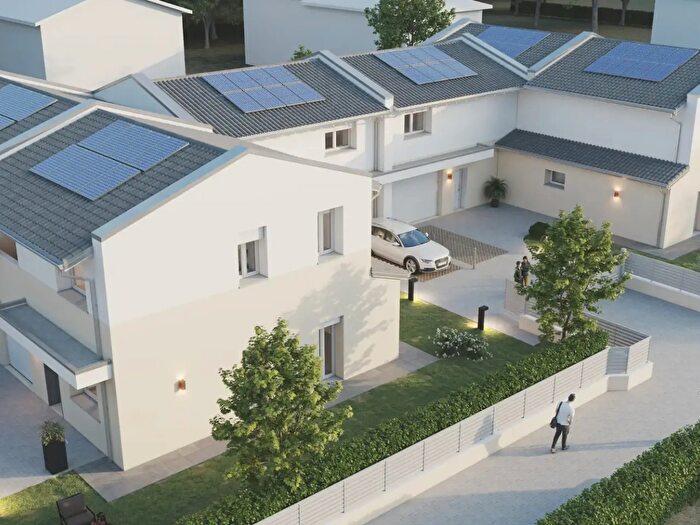 Casa quadrilocale in vendita in Via SantAgnese Snc, San Pietro In Casale