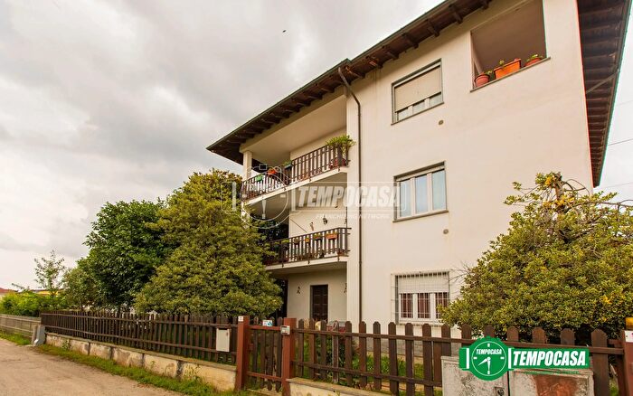 Casa con 8 locali in vendita in Via Cascine Calini, Oleggio