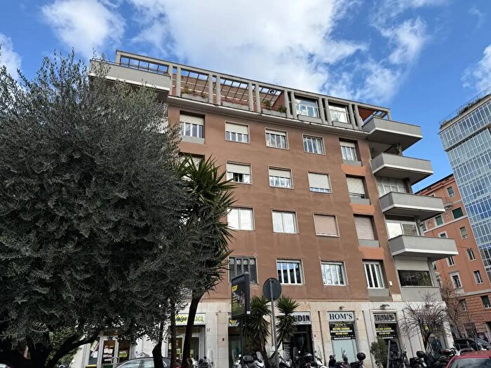 Appartamento con 5 locali in vendita in Via Giovanni Severano, Roma