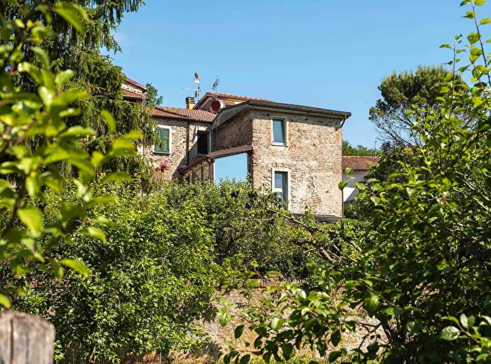 Casa con 11 locali in vendita in Aulla