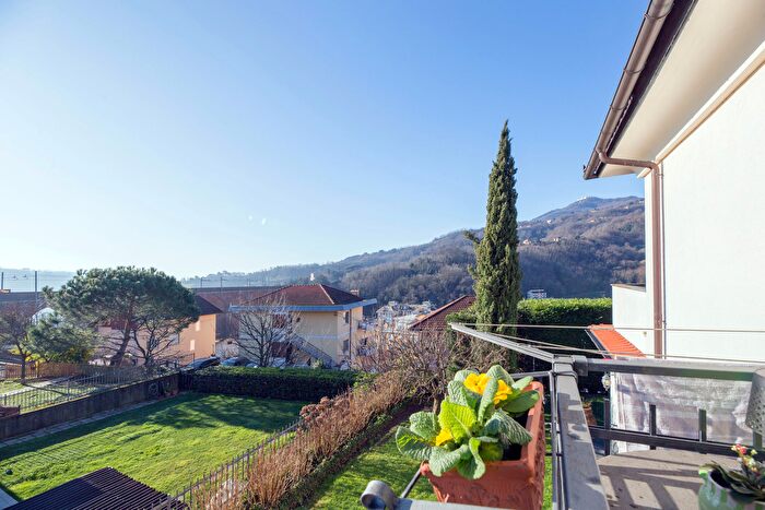 Appartamento con 8 locali in vendita in Via Campomorone, Genova