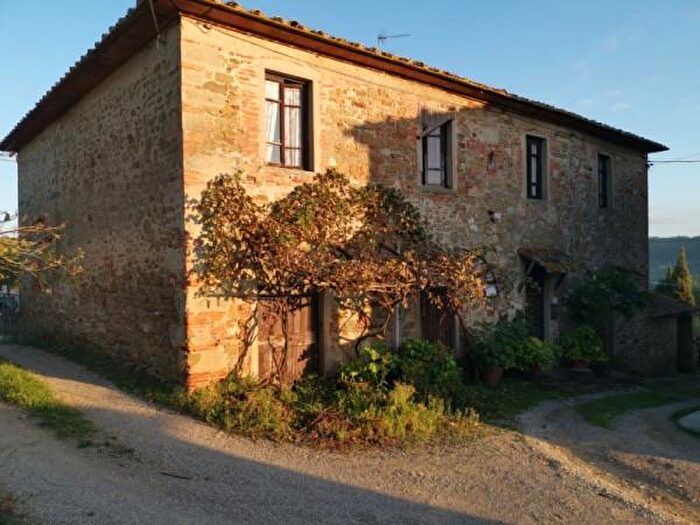 Casa con 6 locali in vendita in Bucine