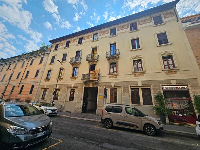Appartamento bilocale in affitto in Via Cola Montano, Isola, Milano