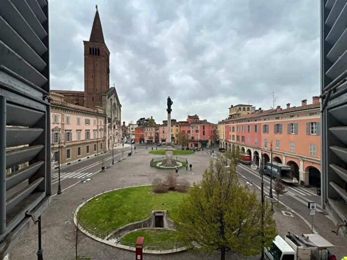 Casa quadrilocale in vendita in Piazza Duomo, Piacenza