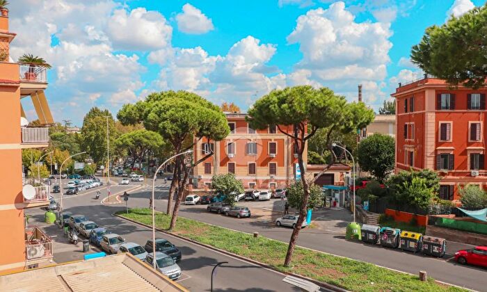 Appartamento trilocale in vendita in Via Federico di Donato, Roma