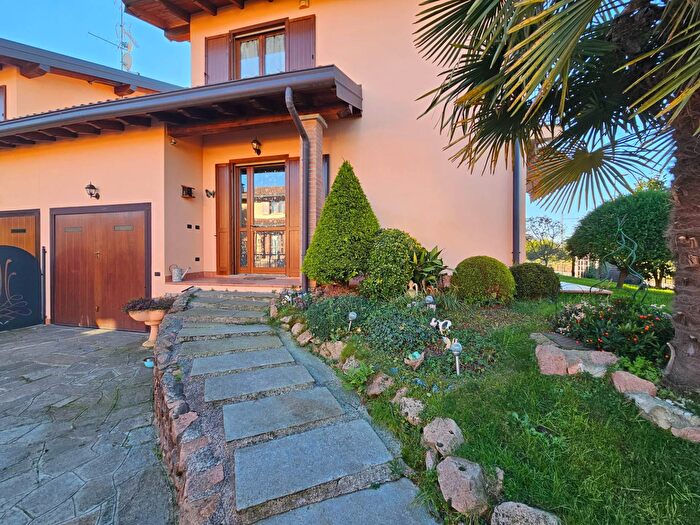 Casa con 8 locali in vendita in Via Mezzomerico, Marano Ticino