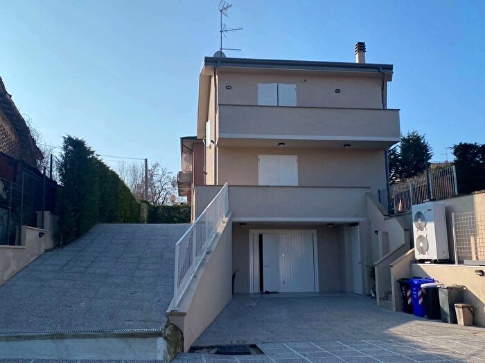 Casa con 10 locali in vendita in Strada del Bottone, Traversetolo