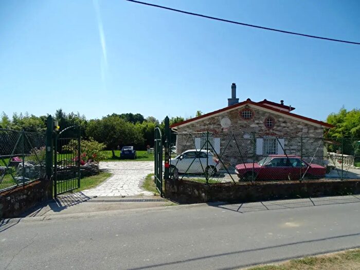 Casa con 13 locali in vendita in Luni