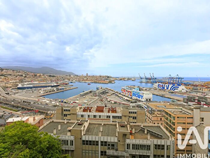 Appartamento trilocale in vendita in Via Barbareschi, Genova