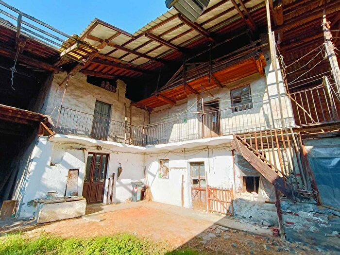 Casa con 8 locali in vendita in Via Macario Clemente, Cirie