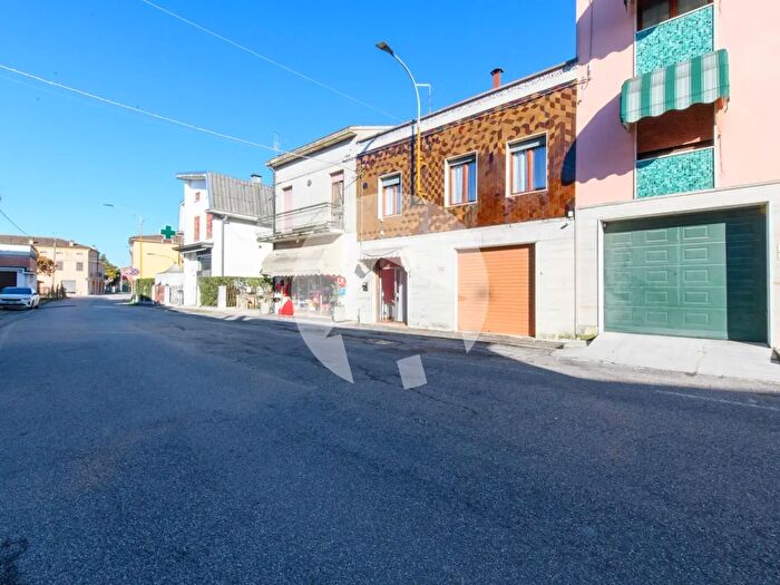 Casa quadrilocale in vendita in Via S Lanzoni, Luzzara