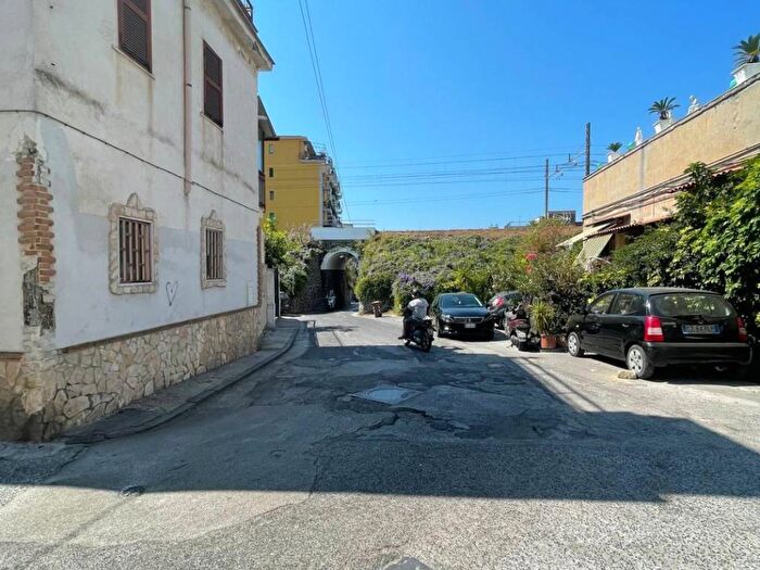 Appartamento monolocale in affitto in Via Diomede Carafa, Bagnoli, Napoli