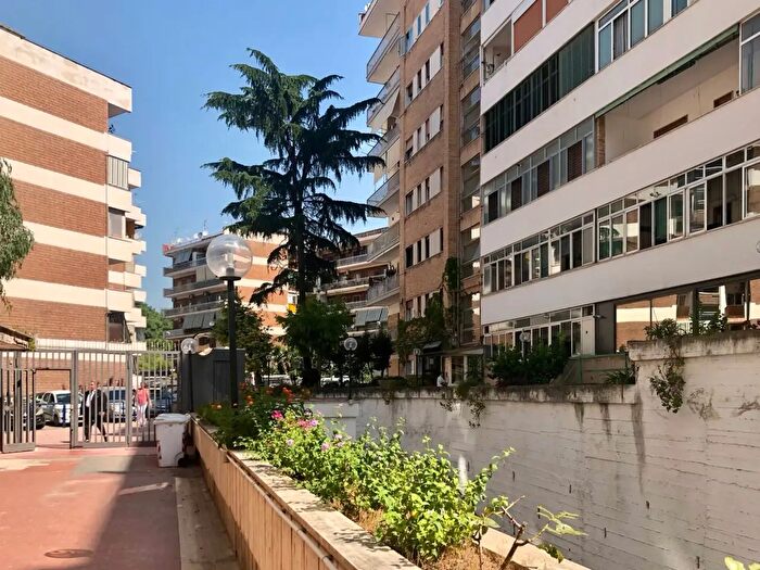 Appartamento con 18 locali in vendita in Via Scipione Bobbio, Napoli