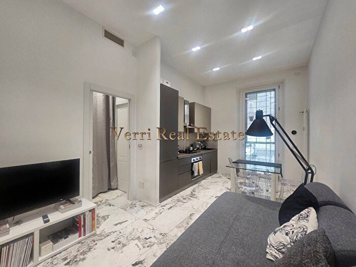 Appartamento trilocale in affitto in Via Camillo Hajech, Plebisciti Susa, Milano