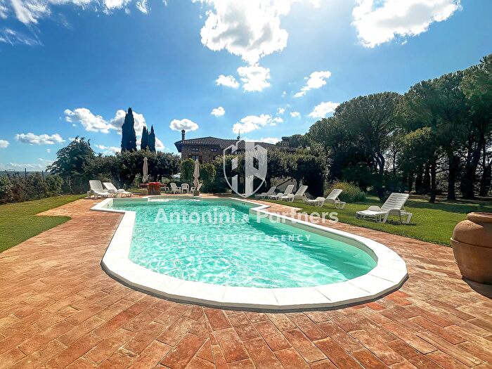 Casa con 10 locali in vendita in Via dei Partigiani, Castiglione Del Lago