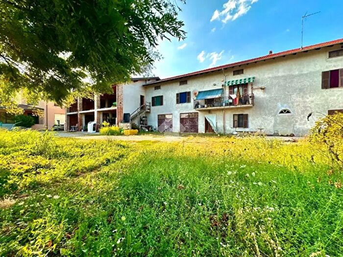 Casa con 6 locali in vendita in Via Novi, Basaluzzo