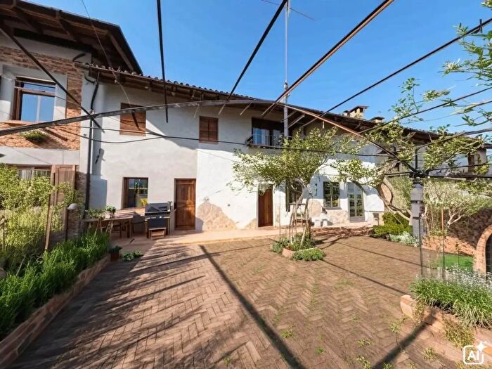 Casa con 9 locali in vendita in Strada Monvicino, Masio