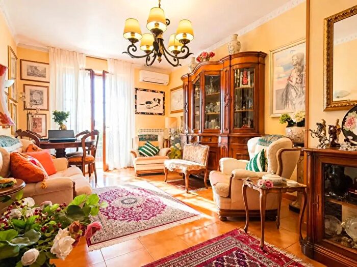 Appartamento trilocale in vendita in Via Pellaro, Roma