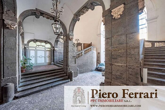 Appartamento con 12 locali in vendita in Via Monte di Dio Napoli, Napoli