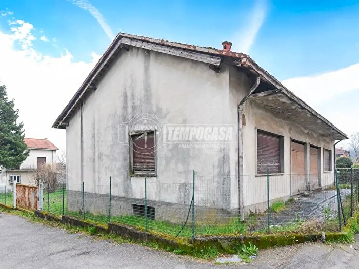Casa quadrilocale in vendita in Via Michelangelo Buonarroti, Cantu'