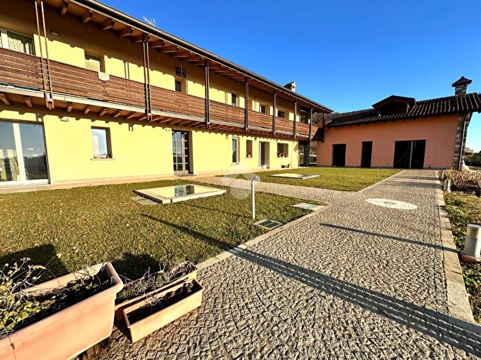 Casa con 18 locali in vendita in Via Ambrogio Fogar, Albano SantAlessandro