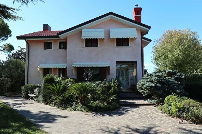 Casa con 5 locali in vendita in Largo Verona, Caorle
