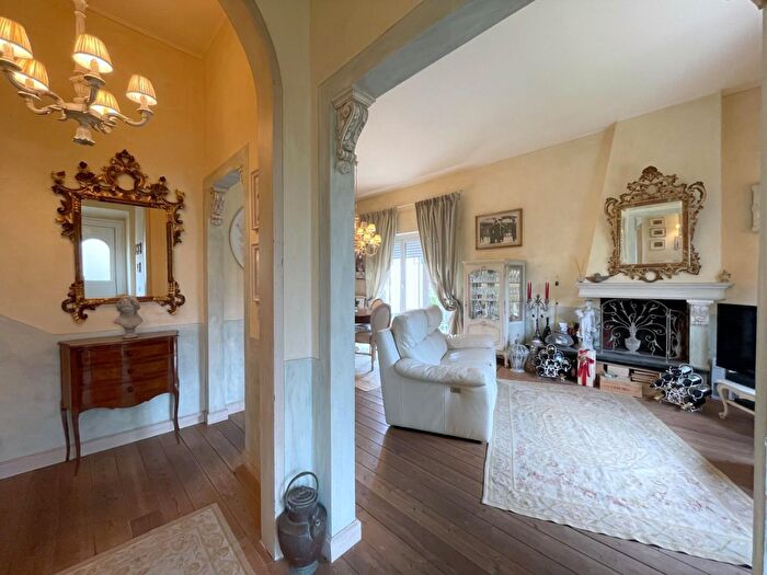 Casa con 5 locali in vendita in Viareggio