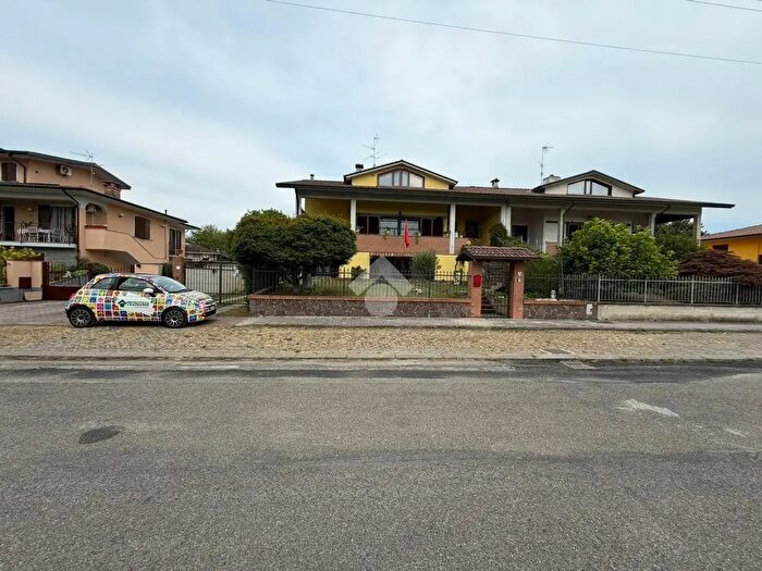 Casa con 5 locali in vendita in Via Vallone, Castelletto Di Branduzzo