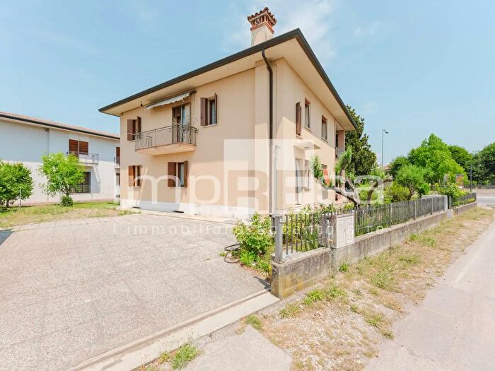 Casa con 8 locali in vendita in Via Passo Barca, Susegana