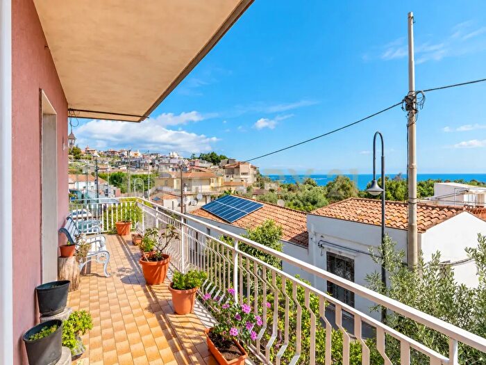 Appartamento trilocale in vendita in Via Santa Caterina, Acireale