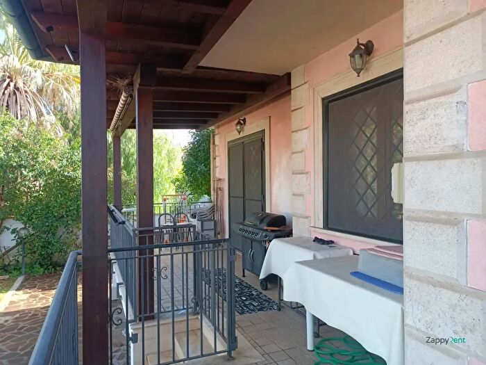 Appartamento quadrilocale in affitto in Via Torcegno, Roma