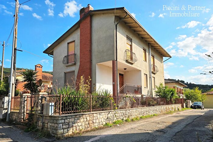 Casa con 10 locali in vendita in Via Baldami a, Magione