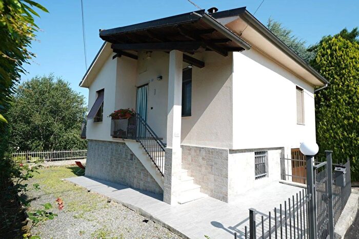 Casa con 5 locali in vendita in Via Roma Castelletto dOrba, Castelletto DOrba