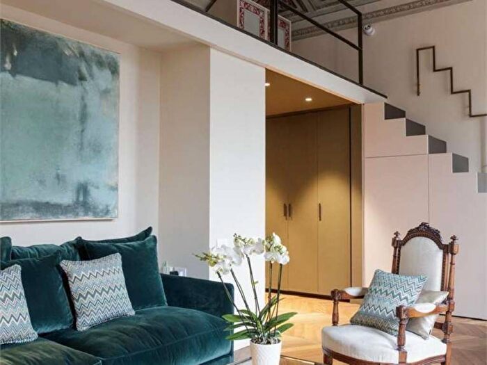 Appartamento trilocale in affitto in Via della Rocca, Torino