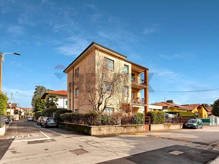 Casa con 10 locali in vendita in Via Custoza, Carate Brianza