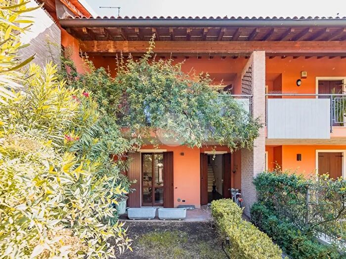 Casa con 6 locali in vendita in Via Don G Malacchini, Sommacampagna