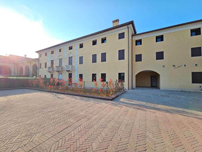 Appartamento trilocale in affitto in Via Morosana, Monticello Conte Otto