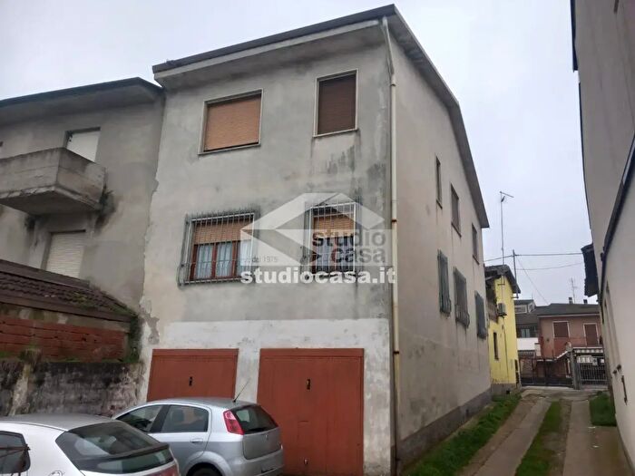 Casa con 6 locali in vendita in Via Barzoni, Palazzo Pignano