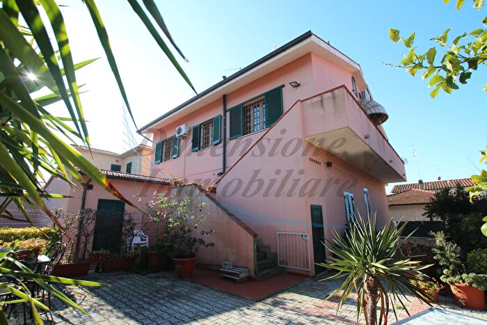 Casa con 6 locali in vendita in Aurelia, Rosignano Marittimo