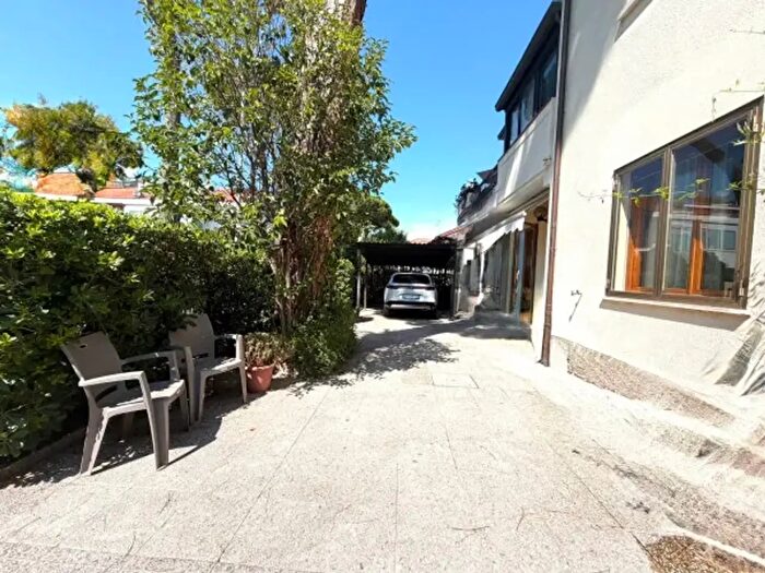 Casa con 6 locali in vendita in Viale Fratelli Bandiera, Riccione