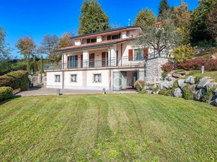 Casa quadrilocale in vendita in Ello