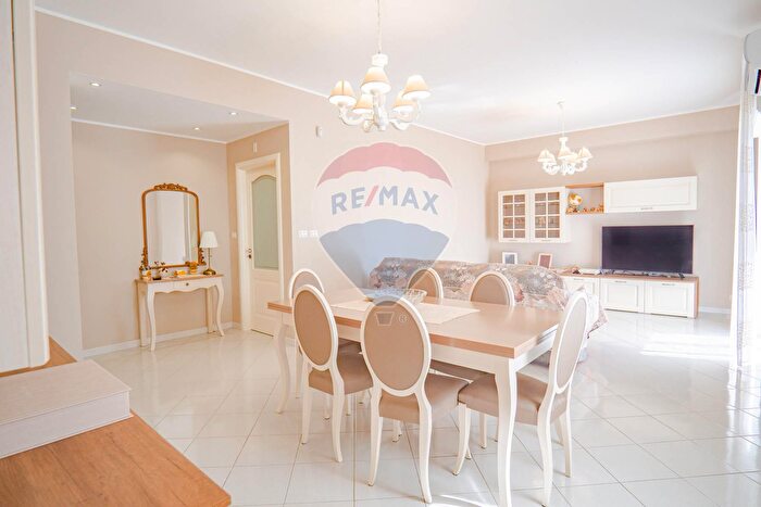 Appartamento con 5 locali in vendita in Via Bethancourt, Catania