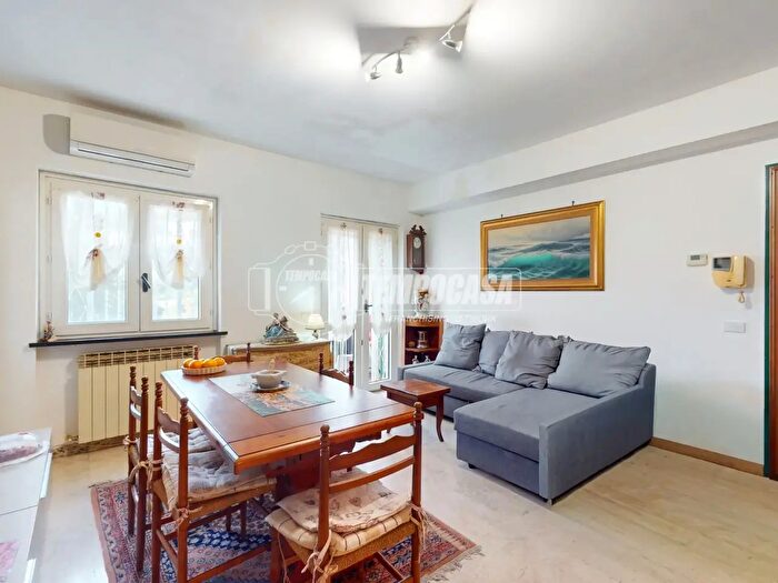 Appartamento trilocale in vendita in Via Alcide De Gasperi, Genova